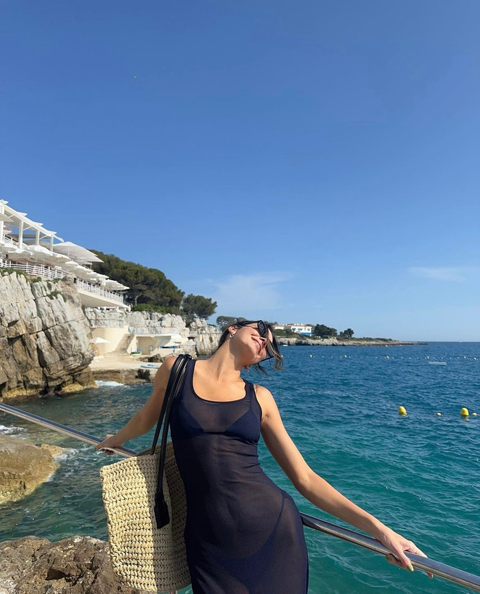 Trước đó, người mẫu 27 tuổi cũng tự tin khoe dáng cùng loạt trang phục 'hở bạo'. Với vô số lần ăn mặc phóng khoáng, Kendall Jenner dường như trở thành một nữ hoàng trị vì đối với 'trang phục khoẻ thân'. 