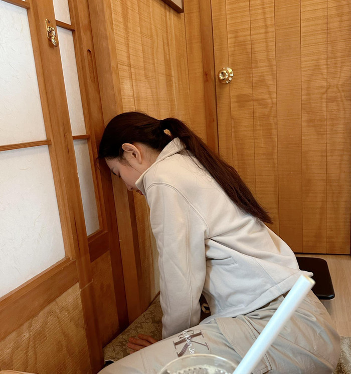 Nàng Hậu còn gục đầu vào vách, thể hiện sự lo âu trong thời gian phiên tòa được diễn ra tại Việt Nam.