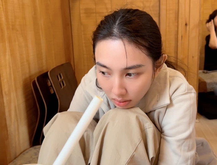 Dù ở Hàn Quốc, Thùy Tiên vẫn theo dõi diễn biến phiên tòa. Cô nàng lộ rõ vẻ mệt mỏi, lo lắng trước giờ tòa án đưa ra kết luận cuối cùng.