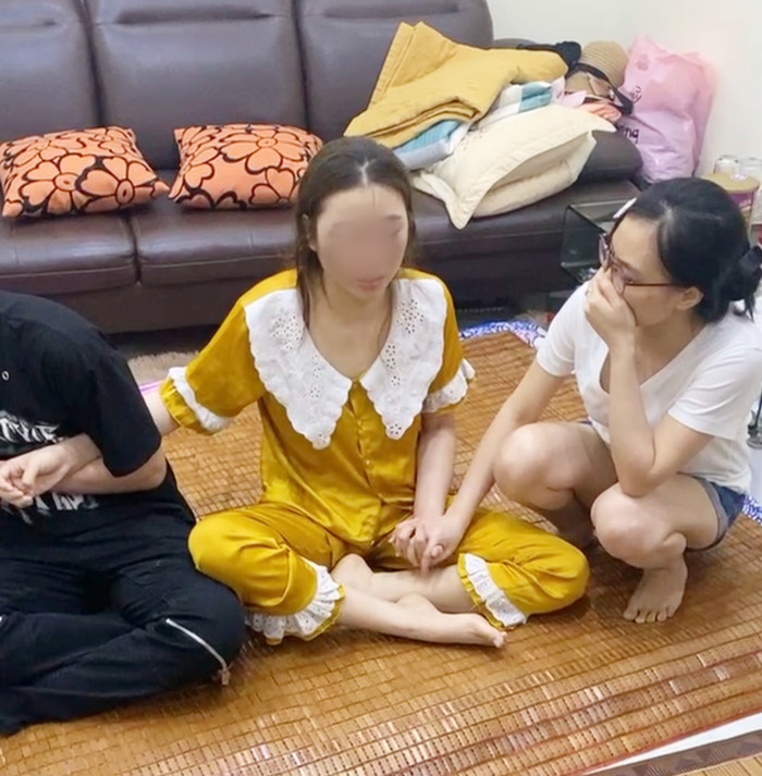 Nữ bảo mẫu (áo vàng) nghi bạo hành cháu bé 