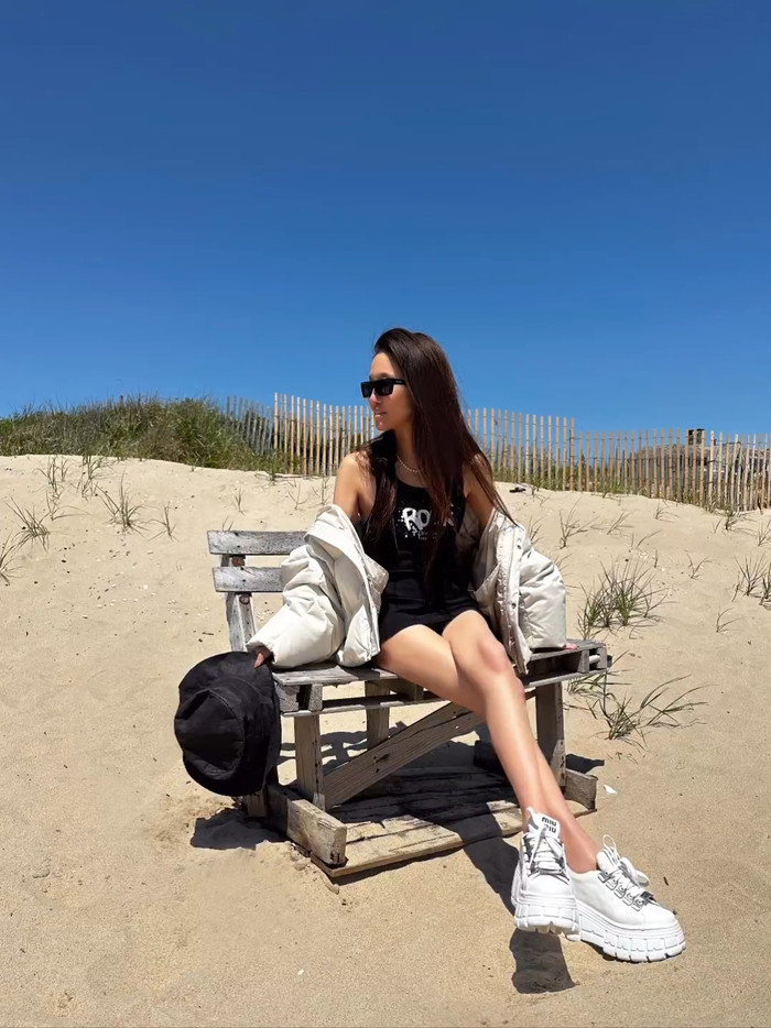 Vera tự tin thả dáng trên bãi biển với chiếc váy thun, cộc tay màu đen ôm trọn body gợi cảm.  