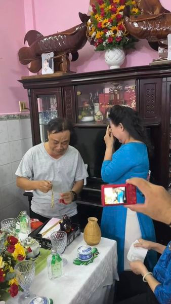 Người anh trai thay cha mẹ làm đám cưới cho em gái 60 tuổi. Ảnh: Trung