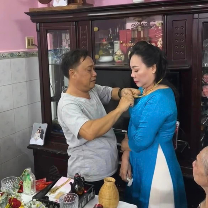 Ngày vui của em gái, người anh trai cũng không giấu được niềm xúc động. Ảnh: Trung