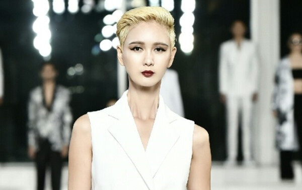 Người mẫu Lee Pyeong trên sàn catwalk.