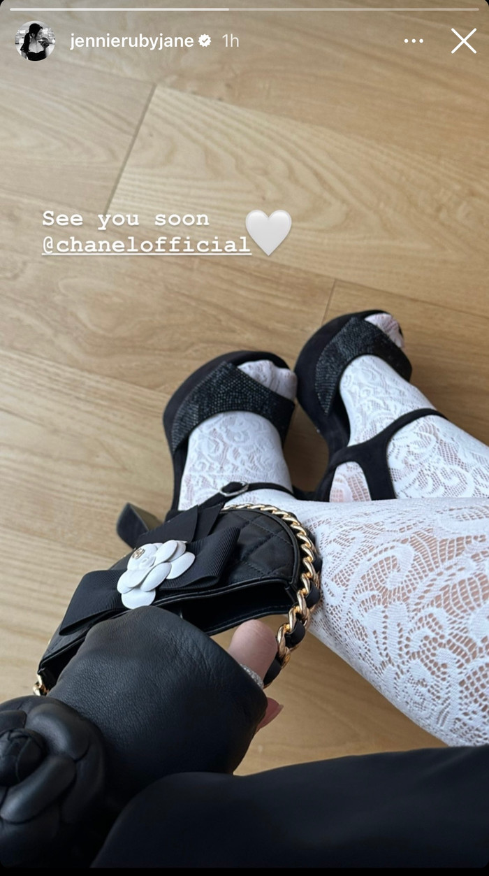 Tấm ảnh được Jennie đăng tải để 'nhá hàng' về tạo hình ngày hôm nay.