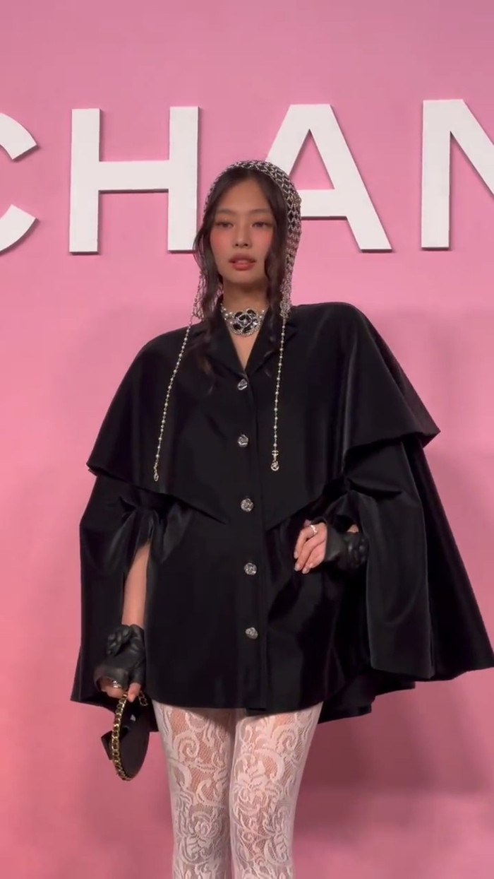 Jennie hoá 'nữ thần' xuất hiện tại sự kiện. Mặc dù hình ảnh chất lượng thấp nhưng cũng không thể nào làm lu mờ được thần thái lẫn nhan sắc của cô nàng.