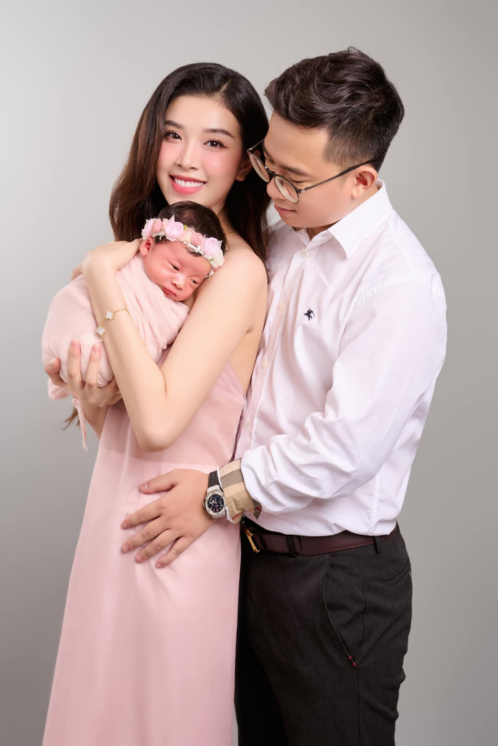 Á hậu Thuý An cùng chồng bất ngờ khoe ảnh con gái vào đúng Quốc tế thiếu nhi 1/6