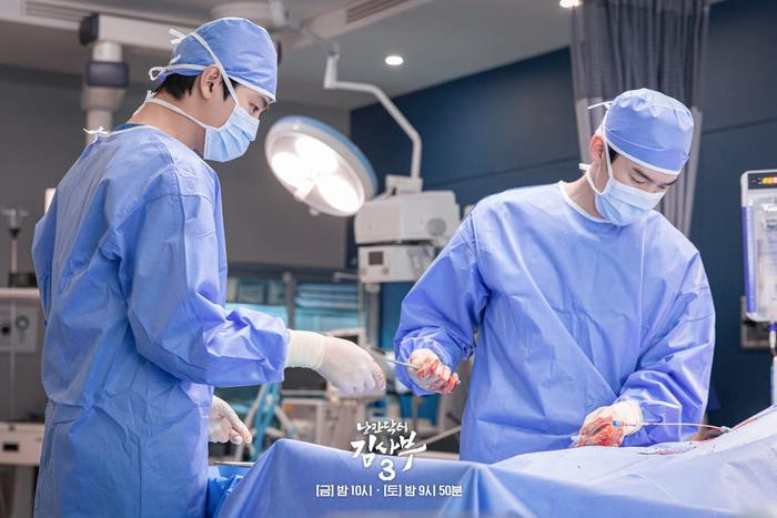  Vừa trở lại, bác sĩ Kang Dong Joo đã cho Ahn Hyo Seop một 'cú tát' đau điếng ở Người Thầy Y Đức 3 Ảnh 4