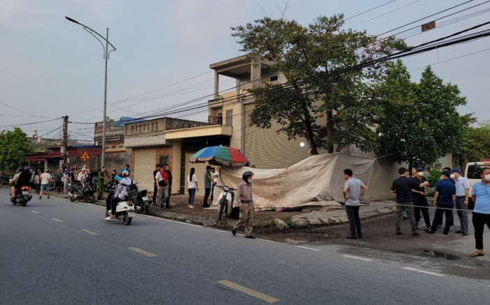 Công nhân đi thu gom rác phát hiện cảnh tượng kinh hoàng trong bao tải trước cửa nhà dân Ảnh 2