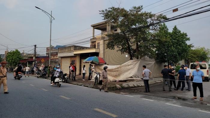 Công nhân đi thu gom rác phát hiện cảnh tượng kinh hoàng trong bao tải trước cửa nhà dân Ảnh 1