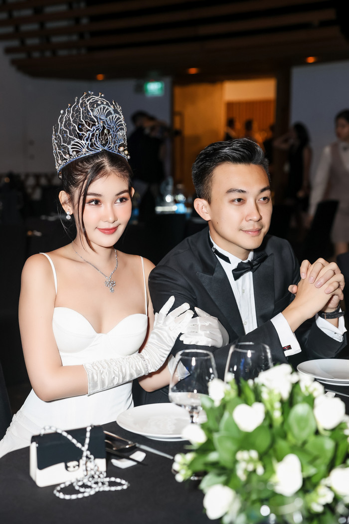  Lê Âu Ngân Anh cười tít mắt, sánh đôi cùng ông xã điển trai khiến fan nữ trầm trồ ganh tị Ảnh 3