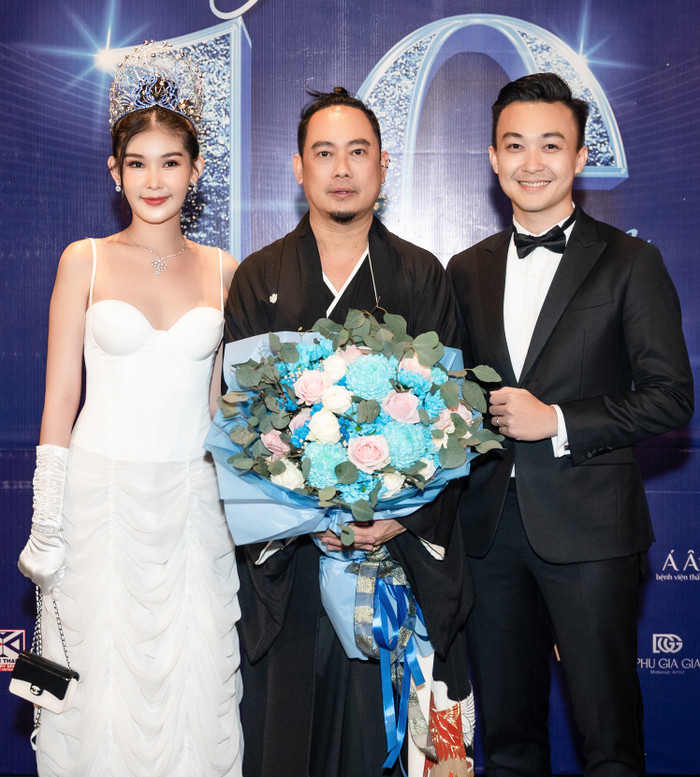 Lê Âu Ngân Anh cười tít mắt, sánh đôi cùng ông xã điển trai khiến fan nữ trầm trồ ganh tị Ảnh 5