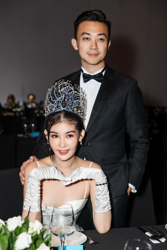  Lê Âu Ngân Anh cười tít mắt, sánh đôi cùng ông xã điển trai khiến fan nữ trầm trồ ganh tị Ảnh 4
