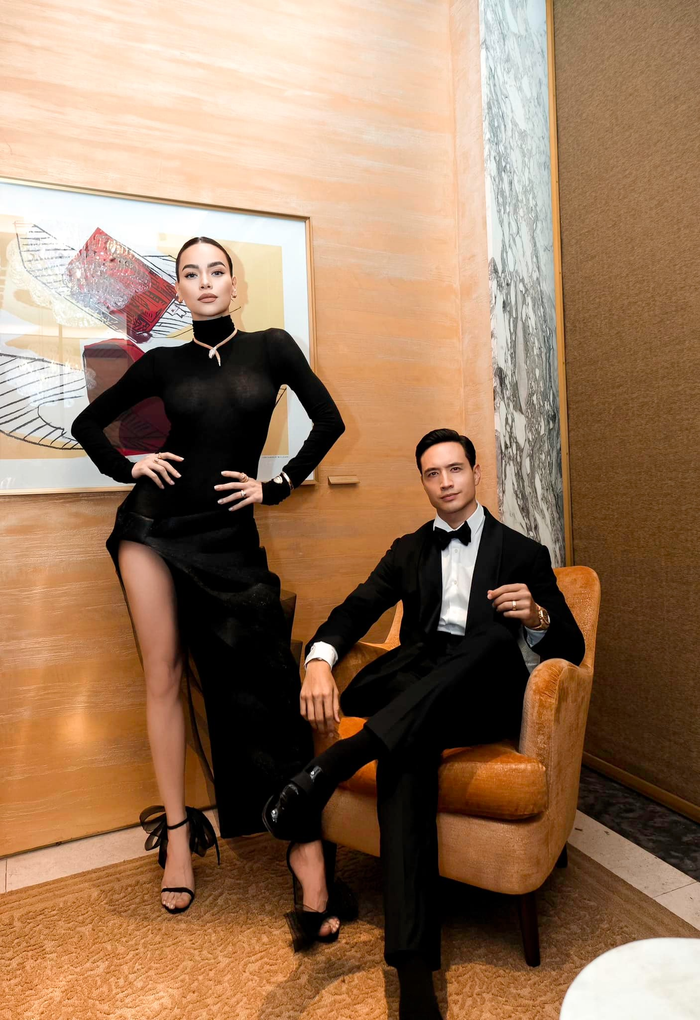 Nữ ca sĩ gốc Quảng Bình diện trên người chiếc đầm dài tay 'kín cổng cao tường' xẻ đùi sâu giúp tôn lên nhiều món trang sức đắt đỏ làm khung hình trở nên vừa thanh lịch, vẫn toát đậm 'mùi tiền'. 