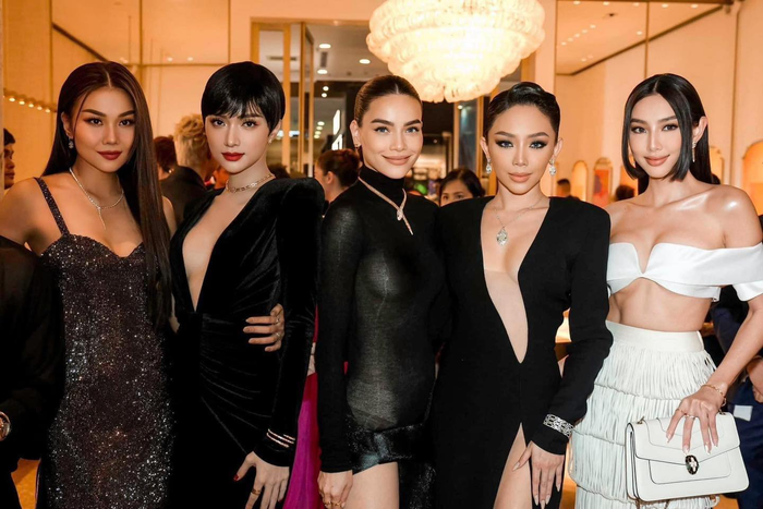 Chưa kể, trong giây phút cô đọ sắc cùng các chị em Thanh Hằng - Hương Giang - Tóc Tiên - Thuỳ Tiên cũng bị soi ở thân dưới váy có gì đó rất 'sai'. 