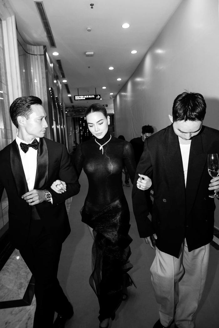 Một bức ảnh khác được chỉnh màu trắng đen của cô và Kim Lý cũng bị vệt trắng ở vòng 1 do phần nội y bên dưới lớp áo tạo thành. 