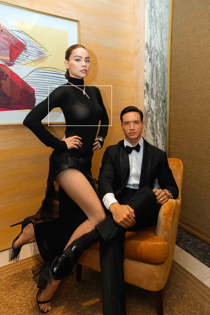 Tuy nhiên, tổng thể sẽ rất hoàn hảo nếu như Hồ Ngọc Hà không bị đèn 'chiếu rọi' rõ nội y bên trong khi đang quay người ở góc độ ngang để chụp ảnh. Đây là một trong những lần hiếm hoi mà giọng ca Tội Lỗi bị lộ 'phụ tùng' vì mặc loại trang phục mỏng. 