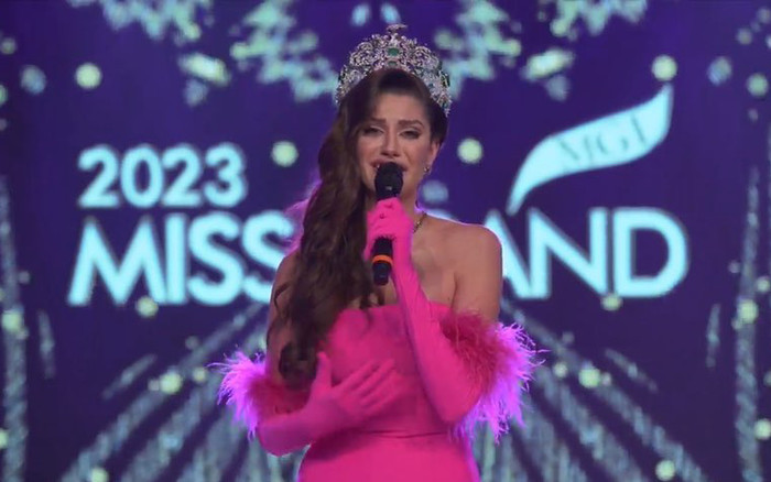 Miss Grand International 2022 có hành động gây chú ý khi sợ hớ hênh trong phần final walk Ảnh 2