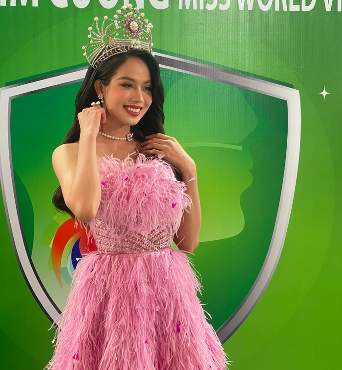 'Đại chiến thảm đỏ' Miss World VN: Tiểu Vy đơn giản vẫn 'ăn đứt' Thanh Thuỷ - Mai Phương Ảnh 7