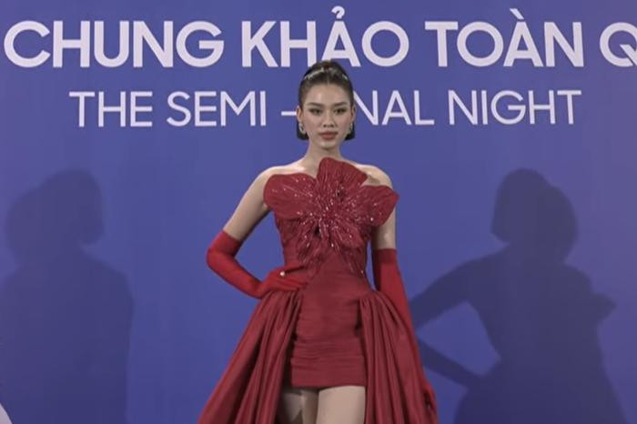 'Đại chiến thảm đỏ' Miss World VN: Tiểu Vy đơn giản vẫn 'ăn đứt' Thanh Thuỷ - Mai Phương Ảnh 5