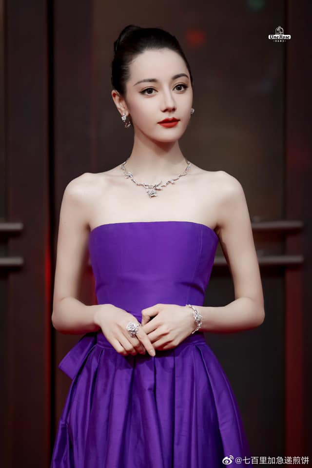  Địch Lệ Nhiệt Ba khiến fans lo lắng với vóc dáng gầy trơ xương tới mức báo động Ảnh 1