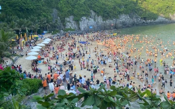 'Choáng' trước cảnh bãi biển Cát Bà đông kín người dịp cuối tuần Ảnh 2