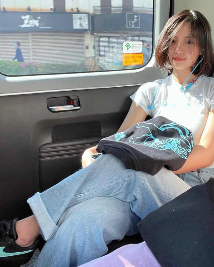 Nữ diễn viên Go Min-si mặc áo phông trắng kết hợp cùng quần denim có phom dáng thoải mái, vừa trẻ trung, vừa không kém phần thanh lịch.