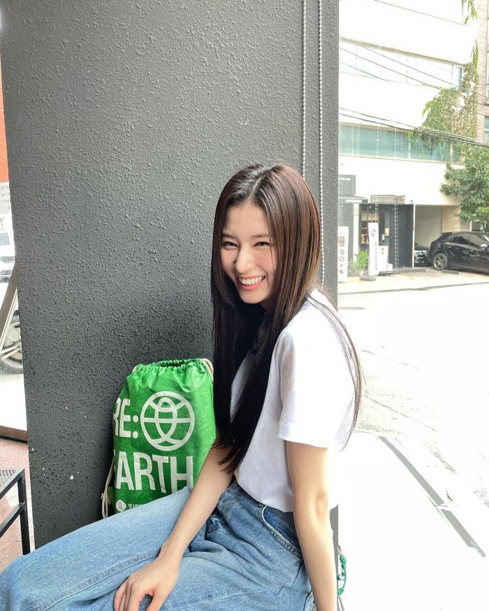 Thành viên của nhóm nhạc nữ Hàn Quốc TWICE diện áo phông trắng với quần demi và buông xoã tóc dài thẳng tự nhiên. 