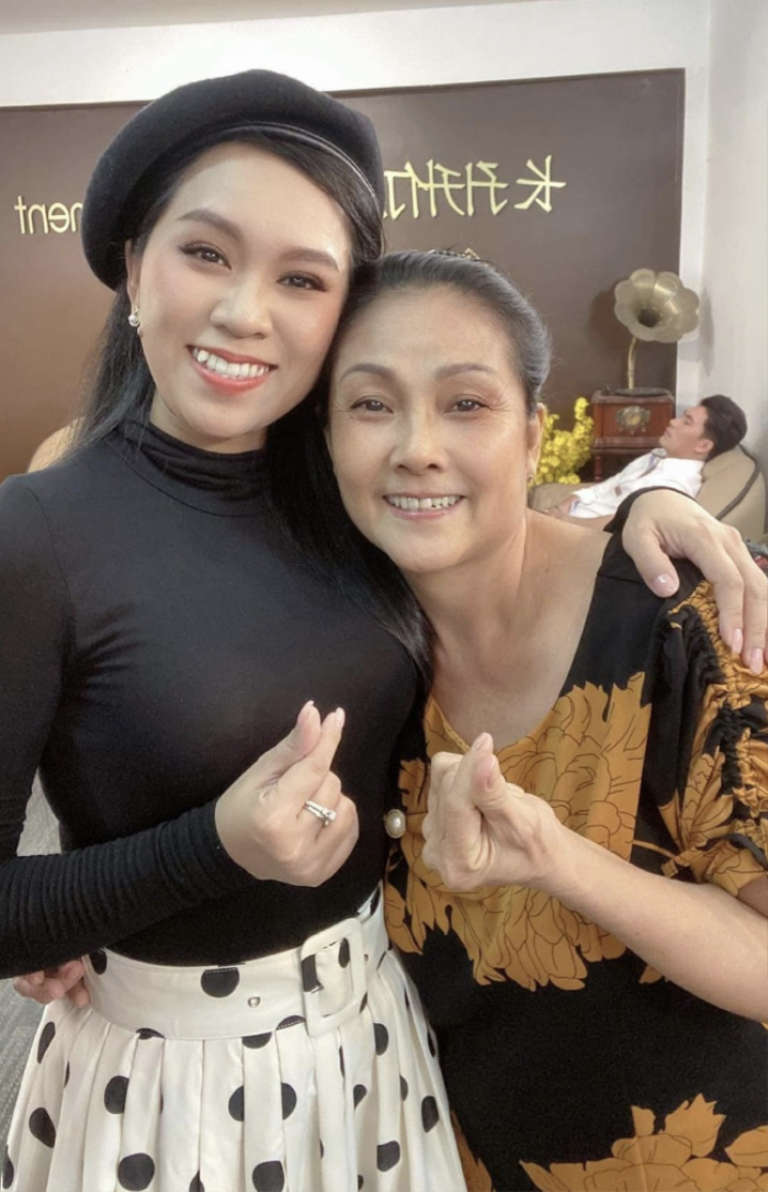 Em gái NSƯT Vũ Linh - Hồng Nhung và con gái Hồng Phượng.