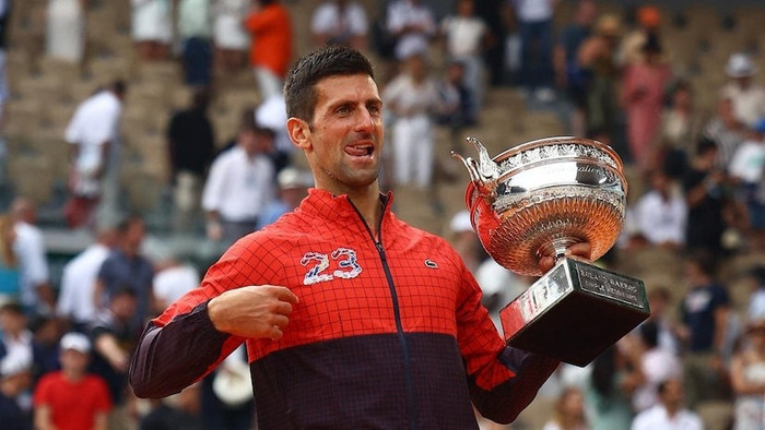 Novak Djokovic đã thắng Casper Ruud với tỷ số 7-6(1), 6-3, 7-5 tại chung kết Roland Garros 2023.