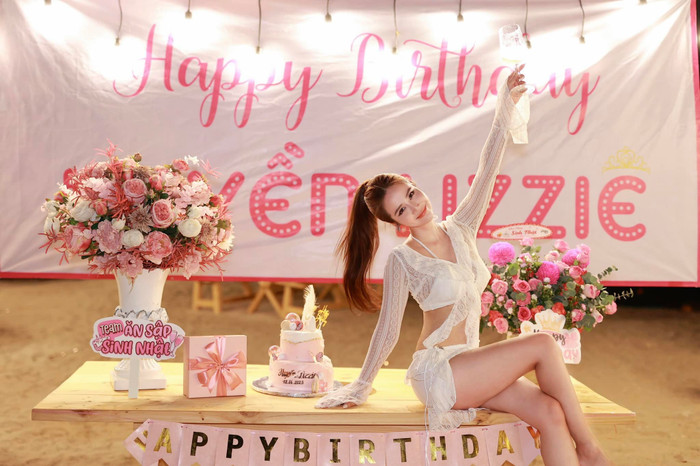 Huyền Lizzie bất ngờ được hội bạn thân tổ chức sinh nhật khiến nữ diễn viên không khỏi xúc động.
