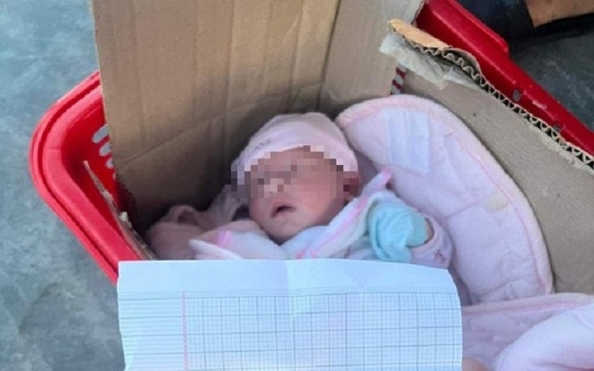 Bé trai 10 ngày tuổi bị bỏ rơi bên đường, vừa giận vừa thương với nội dung để lại trong mẩu giấy Ảnh 2