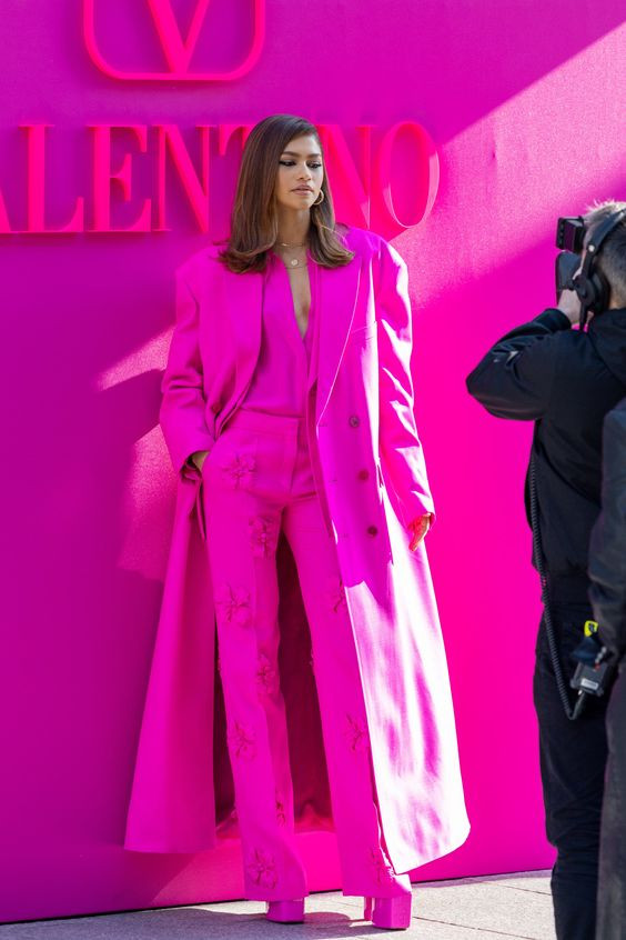 Tại buổi trình diễn thời trang nữ Thu/Đông 2022/2023 của Valentino ở Paris, Zendaya một lần nữa diện Barbiecore trong bộ vest hồng nóng bỏng từ đầu đến chân của nhà mốt.