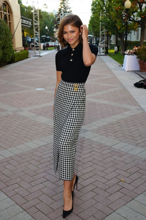 Ngay cả khi không xuất hiện trên thảm đỏ, Zendaya vẫn chứng minh bản thân là một biểu tượng thời trang. Cô tham dự một sự kiện “Euphoria” trong chiếc váy bút chì lấy cảm hứng từ thập niên 50 và áo đan nút. Đây cũng là lần đầu tiên cô ra mắt kiểu tóc bob sang trọng của mình.