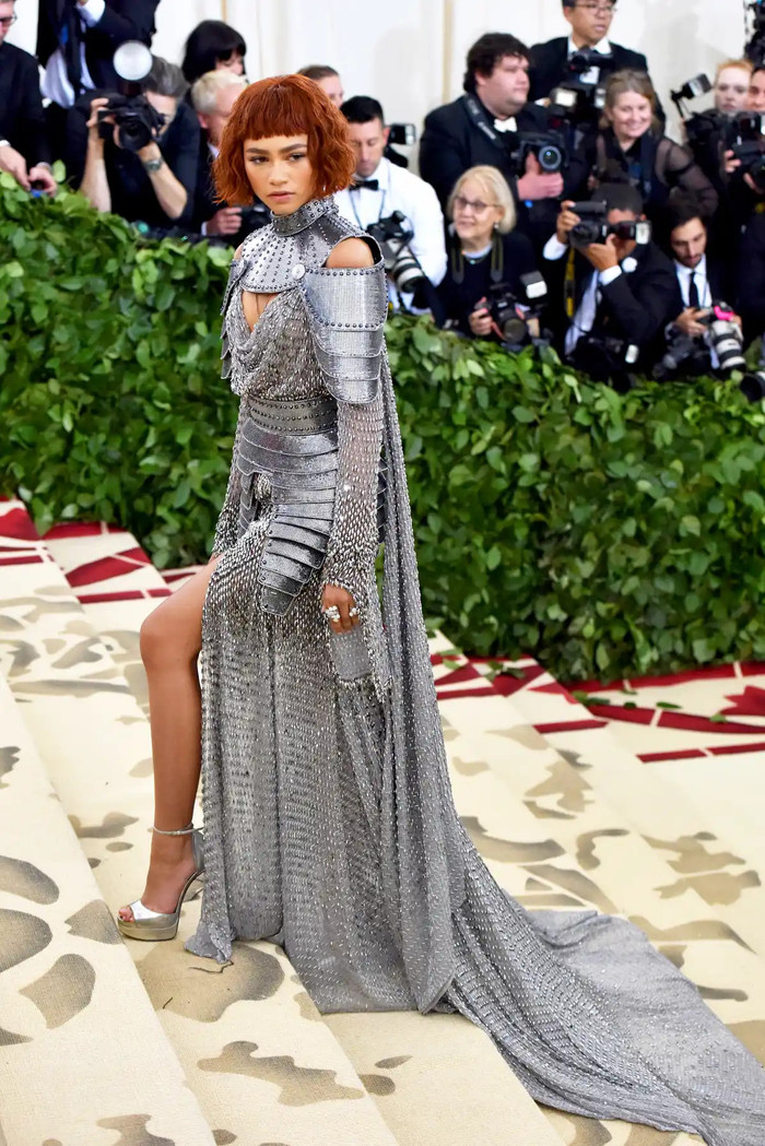 Tiếp tục củng cố vị trí nữ hoàng của Met Gala, Zendaya xuất hiện ấn tượng trong mặc trang phục Versace theo chủ đề “Joan of Arc for the Heavenly Bodies: Fashion & The Catholic Imagination”.