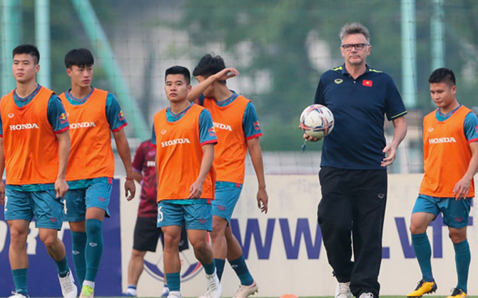 HLV Troussier giữ Công Phượng và Quang Hải, đưa 4 cầu thủ U22 lên tuyển Việt Nam Ảnh 2