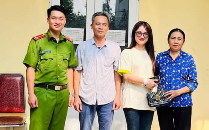 Người phụ nữ phát hiện chiếc túi xách nữ bị đánh rơi, giật mình với thứ bên trong Ảnh 2