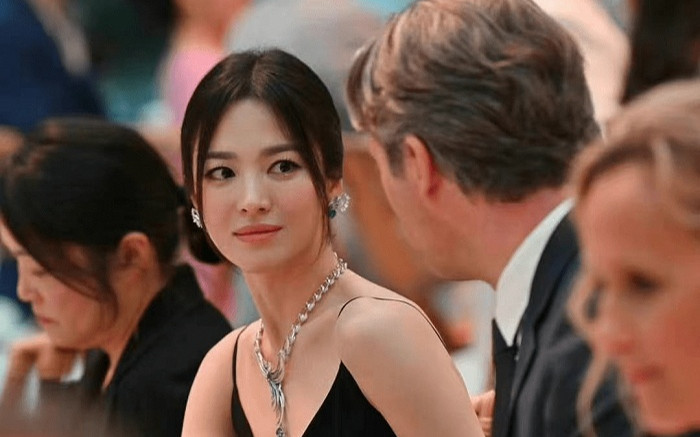 'Bạn trai' Song Hye Kyo quá đẳng cấp, thế này Song Joong Ki bao giờ mới sánh kịp? Ảnh 2