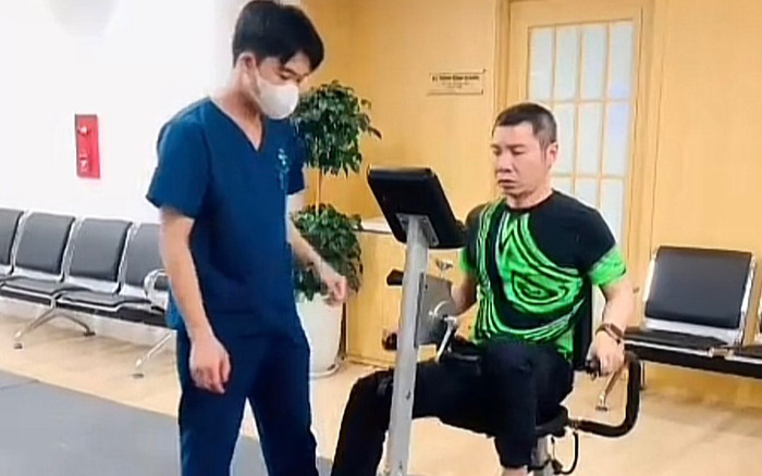 NSND Công Lý cố gắng tập luyện mỗi ngày, sức khỏe tiến triển tốt sau bạo bệnh Ảnh 2