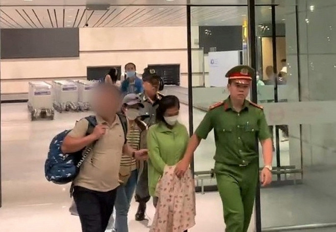 Cơ quan Công an di lý đối tượng Phạm Thị Nở (người thứ 2 từ trái sang) về Huế để thi hành án. (Ảnh: Công an Nhân dân) 