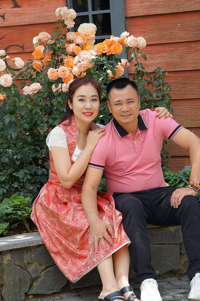 Vợ NS Tự Long được nhận xét là người phụ nữ khéo léo trong việc đối nhân xử thế.