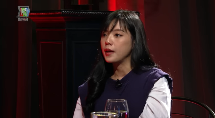  Cựu hot girl đình đám 1 thời 'bóc mẽ' chồng cũ bỏ con suy dinh dưỡng, 2h sáng vẫn dắt bé cafe ngoài đường Ảnh 1