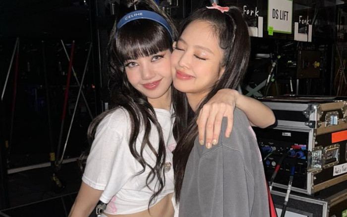 Jennie và Lisa bị chỉ trích vì vũ đạo phản cảm: Kẻ tám lạng, người nửa cân! Ảnh 2