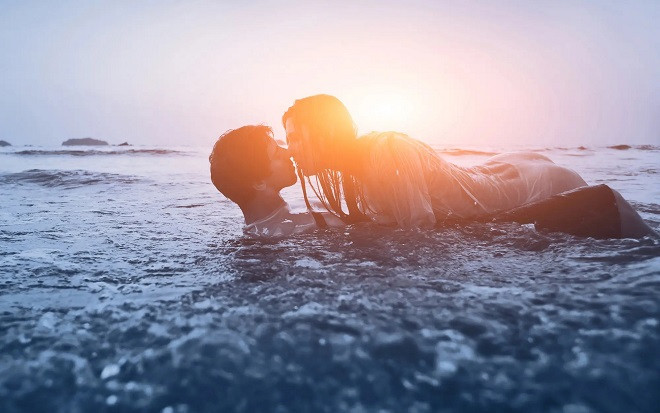 Tắm nắng không mặc đồ, du khách bị cảnh báo cấm làm điều 'nhạy cảm' trên bãi biển Ảnh 2