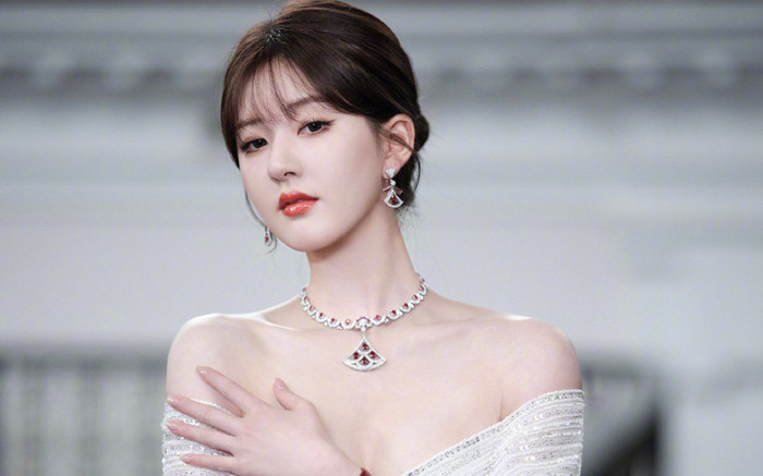 Tạo hình mới của Triệu Lộ Tư gây tranh cãi, một màu từ trong phim đến đời thực Ảnh 2