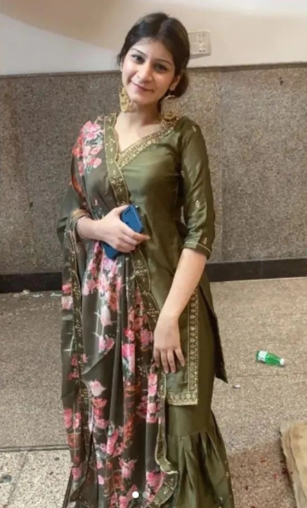 Vanshika Chopra được đến là người mẫu nổi tiếng, chuyên nghiệp có mặt quen thuộc tại các sàn diễn catwalk tại Ấn Độ.