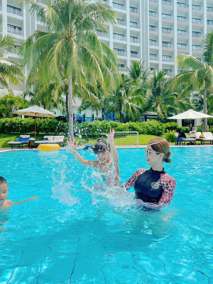 Diệp Lâm Anh tranh thủ thời gian nghỉ hè ít ỏi đưa các con đi chơi, đây là dịp để cô 3 mẹ con được ở bên nhau nhiều hơn.