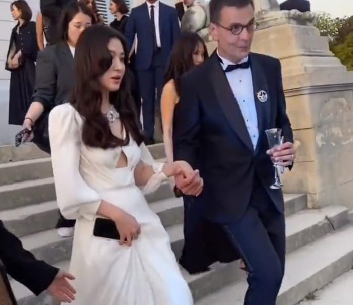  Song Hye Kyo công khai vừa được cầu hôn, bạn trai ngoại quốc có gia thế rất khủng? Ảnh 2