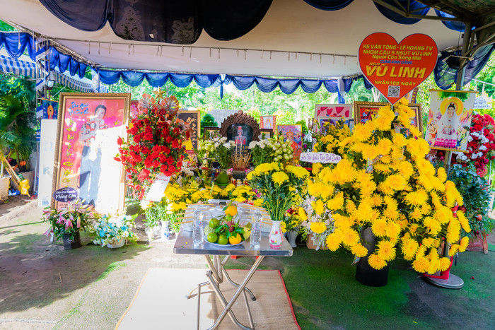 Hoa và hình ảnh tưởng luôn ngập tràn tại mộ của NSƯT Vũ Linh 