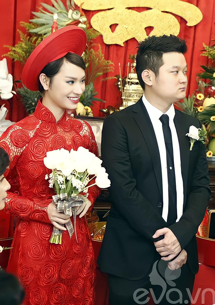 Trà My Idol diện áo dài đỏ thắm đầy nổi bật khi ở cùng ông xã trong đám cưới (Ảnh: Eva.vn)